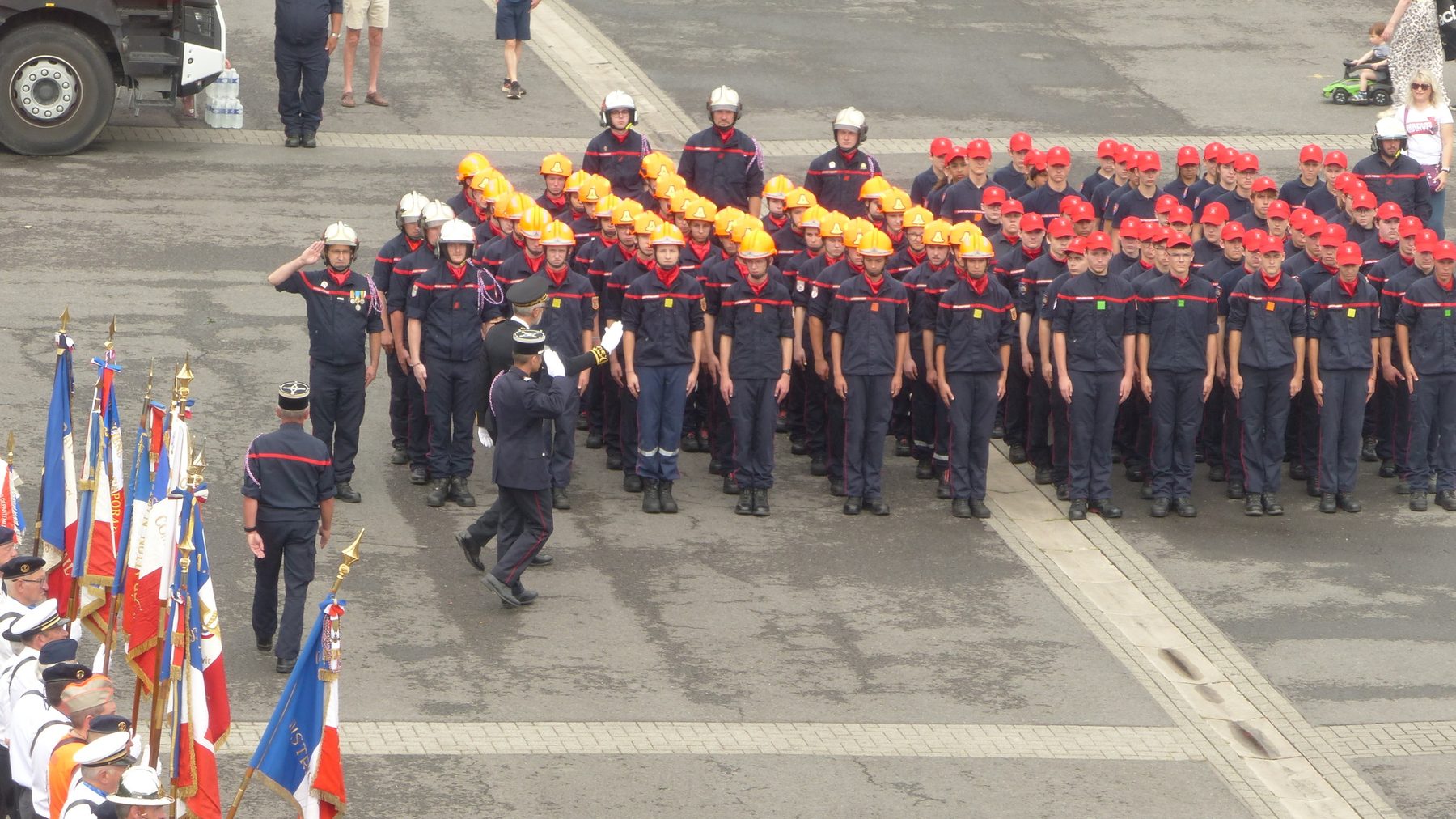 Rassemblement de sapeurs-pompiers en tenue de cérémonie