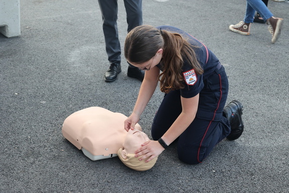 Apprentissage du massage cardiaque lors d'une formation aux premiers secours