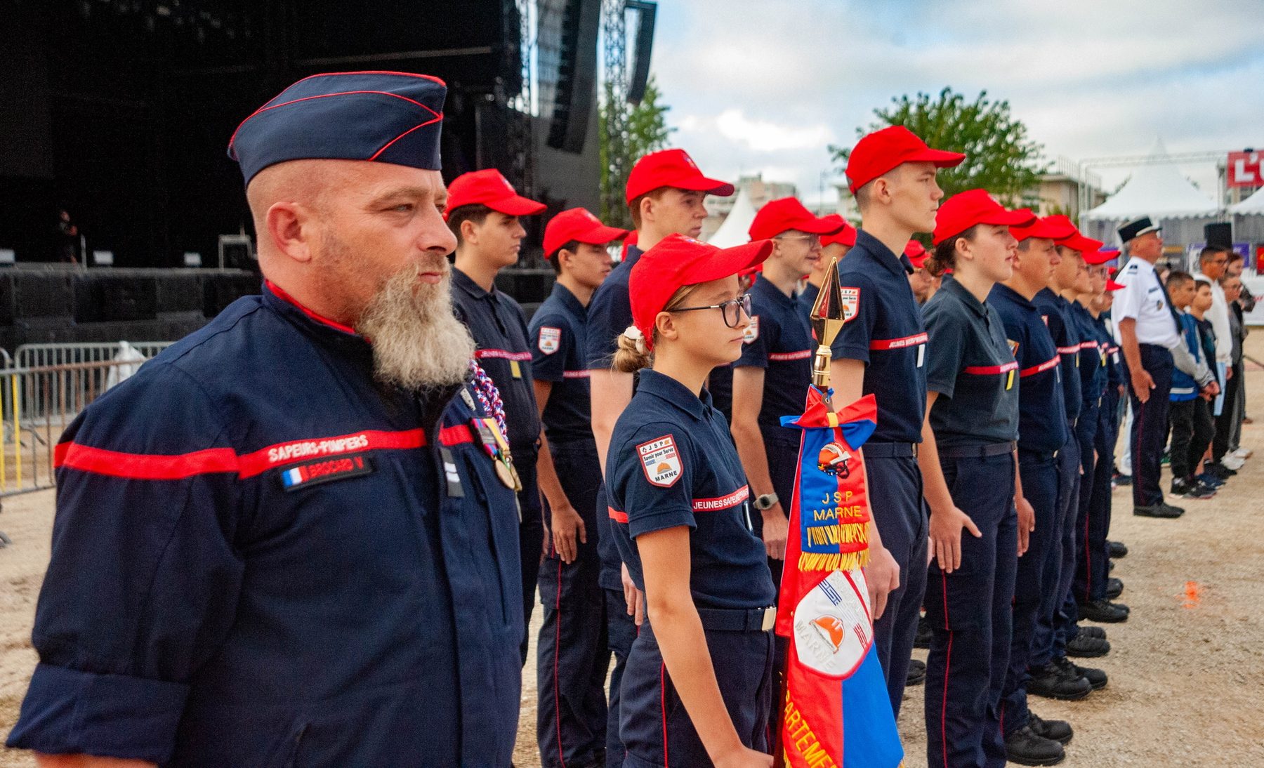 Jeunes sapeurs-pompiers rassemblés lors d'une cérémonie